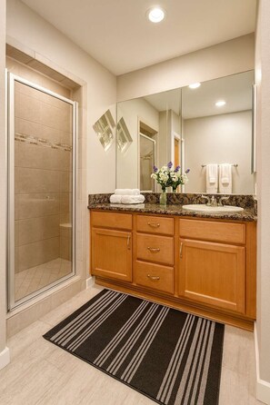Shower, hair dryer, towels, shampoo - Luxe Lakeview Villa - Hot Tub - Mountain Serenity (Lake Havasu City)