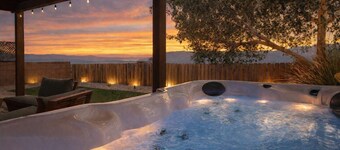 Luxe Lakeview Villa - Hot Tub - Mountain Serenity