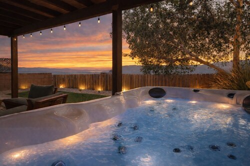 Romantic Hot Tub w/water view. Cute 3-bd Villa w/2 King beds and ensuite baths.