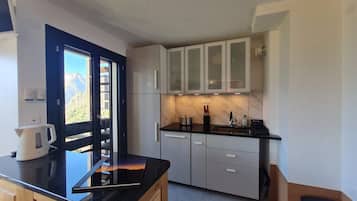 Coffee/tea maker, fridge, microwave, oven