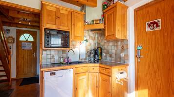 Kühlschrank, Mikrowelle, Herdplatte, Geschirrspüler
