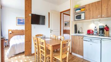 Coffee/tea maker, fridge, microwave, dishwasher