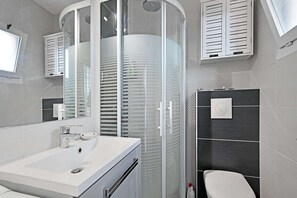 Shower - Garden-View Beach Escape (Agde)