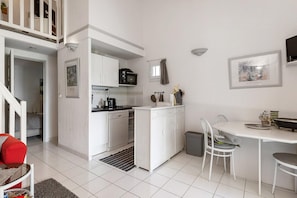 Fridge, microwave, oven, stovetop - Garden Hideaway by the Sea (Agde)