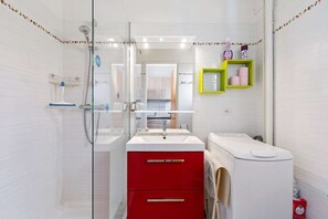 Shower - Stylish 2-Bedroom Retreat in Agde (Agde)