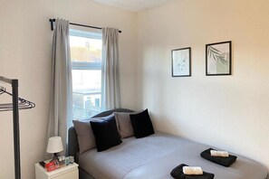 1 slaapkamer, een strijkplank/strijkijzer, wifi, beddengoed