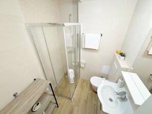 Séchoir à cheveux, serviettes fournies, savon, papier de toilette