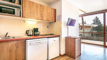 Coffee/tea maker, fridge, microwave, stovetop