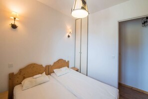 2 bedrooms, free WiFi - Apartment in France with Ski Access & Pool (Orcières)