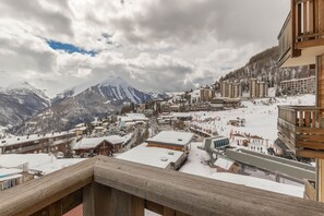 A snow-covered mountain town with buildings and a ski slope. - Apartment in Orcières with Ski Slope Access (Orcières)