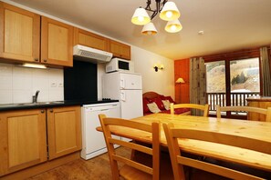 Fridge, microwave, dishwasher, coffee/tea maker