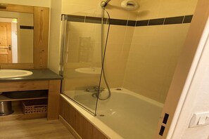 Bathroom - Alpine Apartment with Balcony (Orcières)