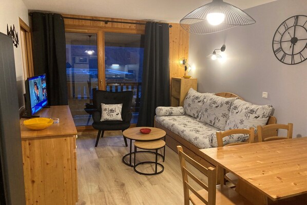 Smart TV - Alpine Apartment with Balcony (Orcières)