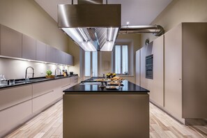 Fridge, microwave, stovetop, dishwasher