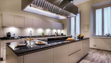 Kühlschrank, Mikrowelle, Herdplatte, Geschirrspüler