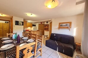 Dining - Spacious Apartment with Balcony (Les Deux Alpes)