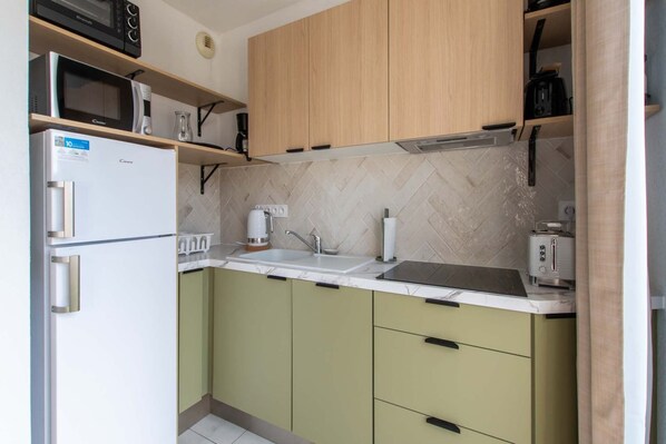 Fridge, microwave, oven, stovetop