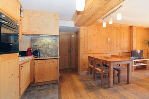 Réfrigérateur, four à micro-ondes, un four, surface de cuisson