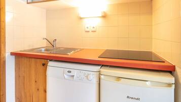Réfrigérateur, micro-ondes, plaque de cuisson, lave-vaisselle