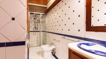 Regadera, secadora de cabello, bidet, toallas