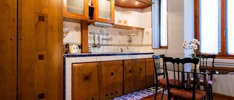 Frigorifero, microonde, forno, piano cottura