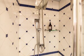 Ducha, secador de pelo, bidet, toallas