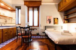 Iron/ironing board, WiFi, bed sheets