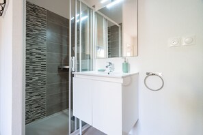 Shower - Villa in Valras-Plage near Sandy Beach (Valras-Plage)