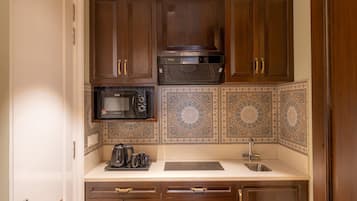 Junior Suite with Balcony B Wing | Private kitchen