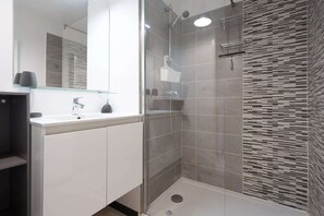 Douche, sèche-cheveux