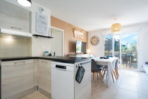 Fridge, microwave, stovetop, dishwasher