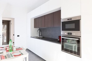 Réfrigérateur, four à micro-ondes, un four, surface de cuisson