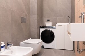 Dusche, Haartrockner, Bidet, Handtücher