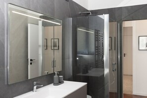 シャワー、ヘアドライヤー、ビデ、タオル