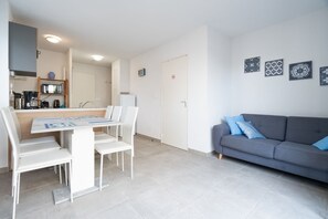 Interior - Cozy Villa Steps from the Beach (Valras-Plage)