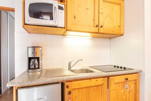 Refrigerador, microondas, lavavajillas y cafetera y tetera 