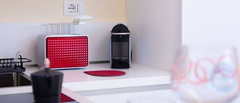 Réfrigérateur, four à micro-ondes, un four, surface de cuisson