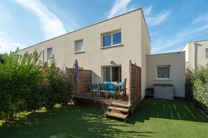 Outdoor dining - Sunny Villa Near Valras Beach (Valras-Plage)