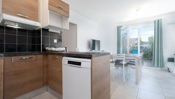 Een koelkast, een microgolfoven, een kookplaat, een vaatwasser