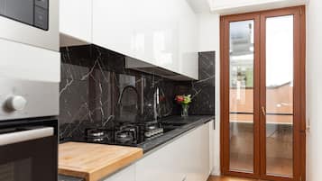 Frigorifero, microonde, forno, piano cottura