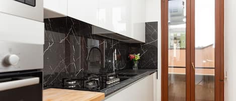 Frigorífico, microondas, horno y placa de cocina