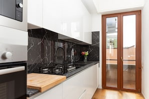 Réfrigérateur, micro-ondes, four, plaque de cuisson