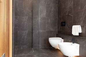 Douche, sĂšche-cheveux, bidet, serviettes fournies