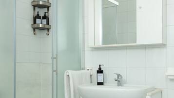 Doccia, asciugacapelli, bidet, asciugamani