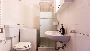 Dusche, Haartrockner, Bidet, Handtücher