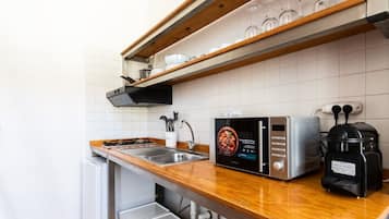 Frigorifero, microonde, piano cottura, macchina per tè/caffè