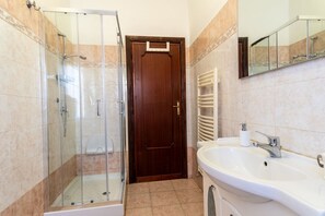 Douche, sèche-cheveux, bidet