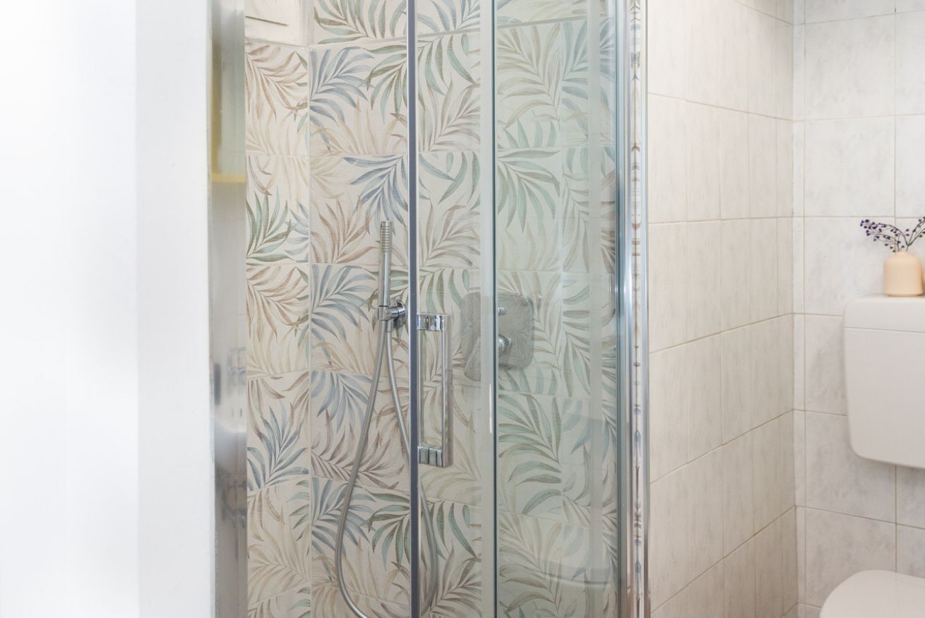 Regadera, secadora de cabello, bidet, toallas 