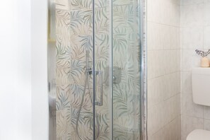 Regadera, secadora de cabello, bidet, toallas