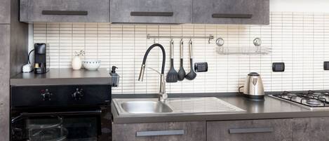 Kühlschrank, Mikrowelle, Ofen, Herdplatte